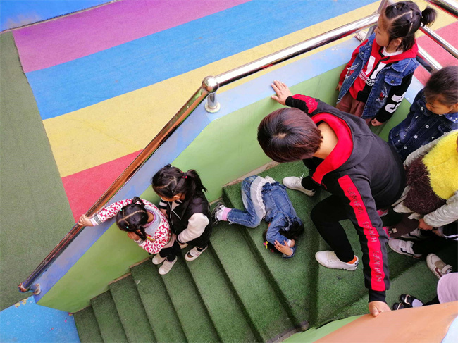 學(xué)前教育的老師怎么防止孩子磕碰 怎么做能夠避免幼兒園孩子受傷