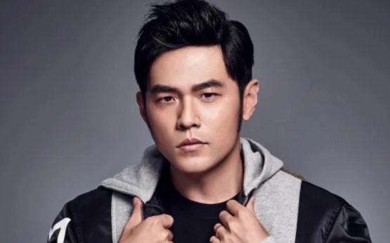 周杰倫為啥不用服兵役？患有強直脊椎炎嗎？