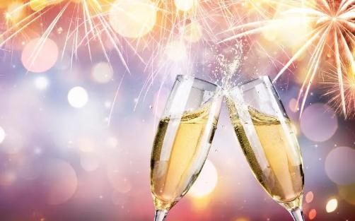 喝酒前為什么要碰杯子 喝酒時(shí)為啥要碰杯子