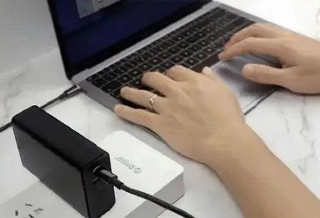 筆記本電腦可以一直充電嗎 筆記本電腦可以一直插著電源嗎