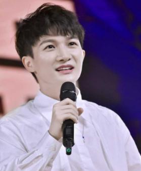 周深的真名叫什么，是男是女？(周深個人資料簡介)