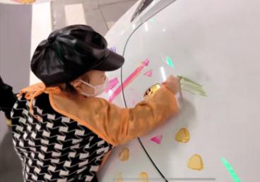 媽媽帶女兒在自家保時捷上作畫引爭議 你怎么看？