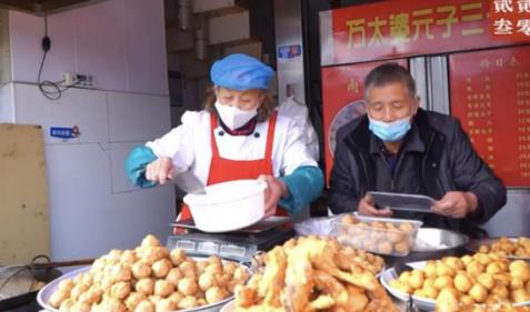 武漢66歲太婆一天炸3000個圓子:吃到太婆的圓子才有年味