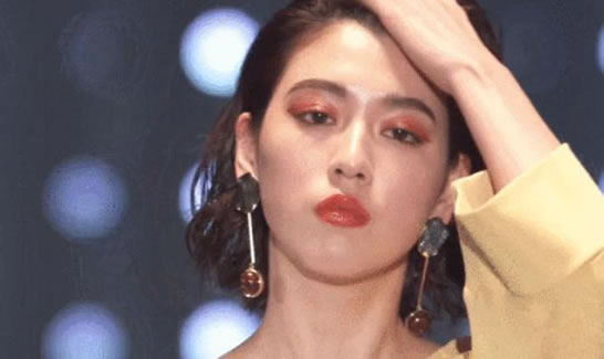 三吉彩花的個人資料照片 有種次元壁破了的感覺