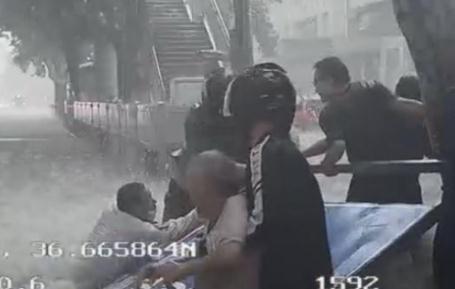 老人被沖倒 公交司機(jī)用車擋住激流 正能量,溫心!