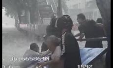 老人被沖倒 公交司機用車擋住激流 小舉有大愛！