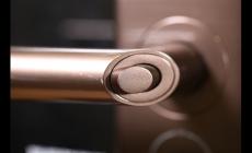 男子深夜回家發(fā)現門禁系統(tǒng)在自己輸密碼 智能最高級別！