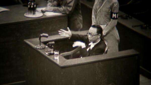 溥儀在證人席上與戰(zhàn)犯辯護(hù)律師舌戰(zhàn)