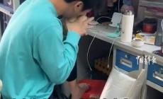 海南男生給室友徒嘴剝椰子 網友：啃多少椰子練就一嘴神功!