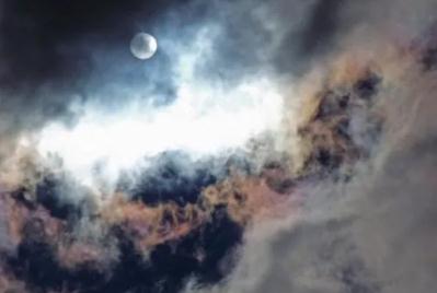 月亮起霧了是什么意思