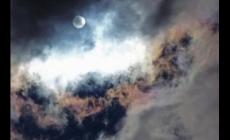 月亮起霧了是什么意思？月亮起霧了是什么意思??？