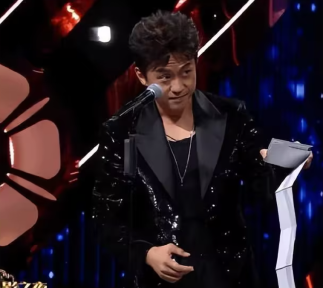 鄧超微博電影之夜被保安架走 爆笑脫口秀引熱議