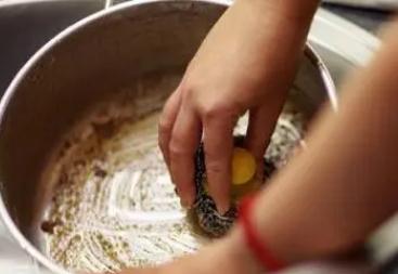 呂鍋里的黑垢油漬太厚怎么去除