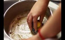 呂鍋里的黑垢油漬太厚怎么去除 小妙招分享