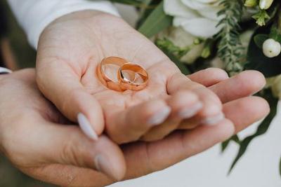 戒指戴在中指是什么意思？不同材質有講究