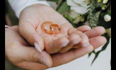 戒指戴在中指是什么意思？不同材質有講究